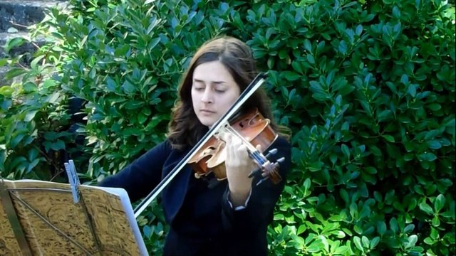 Le duo Prima Vera, composé de Delphine Aguilera et Loucia Aguilera Pasquet en concert aux pieds du château de Fozières le 10 octobre 2021