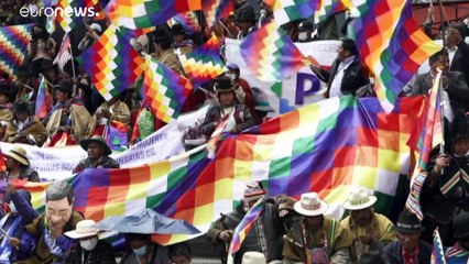 El presidente boliviano, Luis Arce, realiza su "wiphalazo" tras las protestas de la oposición