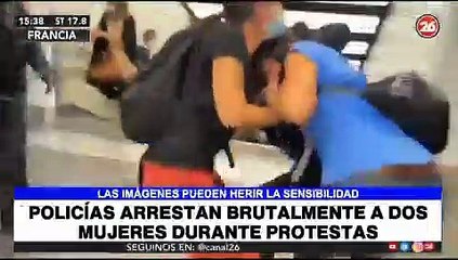 Francia: Increíble brutalidad policial contra dos mujeres por no tener pasaporte COVID