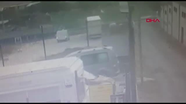 BÜYÜKÇEKMECE'DE İŞ ELBİSELİ HIRSIZLAR TIR'DAN 1 BUÇUK TON FINDIK ÇALDI