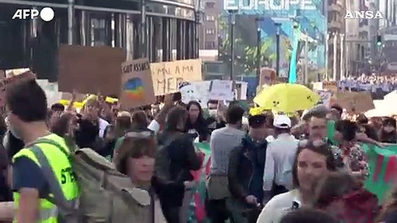Clima, decine di migliaia di persone in corteo a Bruxelles