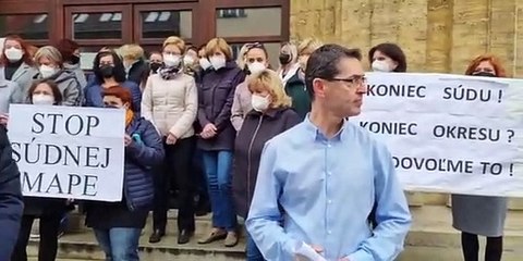 Protest pred ružomberským okresným súdom.