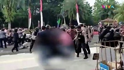 Brutal! Polisi Banting Mahasiswa Lalu Kabur