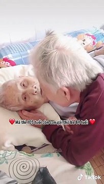 Mẹ 105 tuổi bật khóc khi gặp con 84 tuổi sau 3 tháng giãn cách