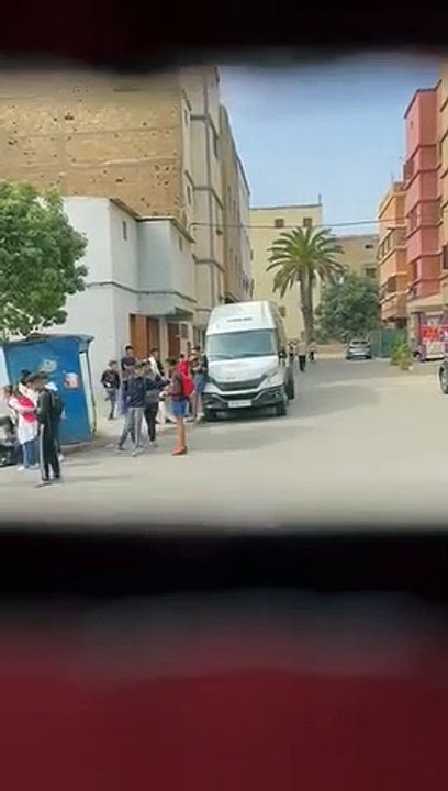 واش هدوك البنات والاولاد ماعندهمش الواليدين يقلبو  عليهم واش ماكاينش رقابة وحراس عامين كيسجلو الغيابات  لا اساتذة لا مدير
