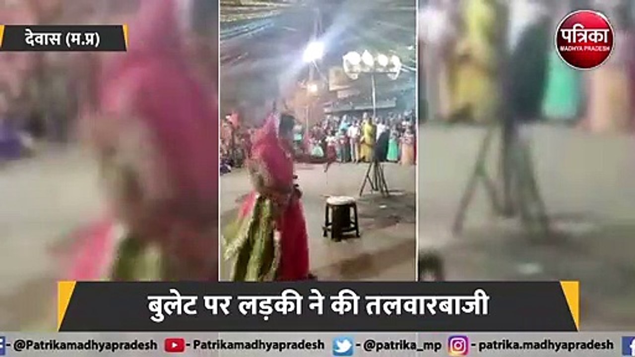 बुलेट पर खड़े होकर युवती ने दोनों हाथों से लहराई...