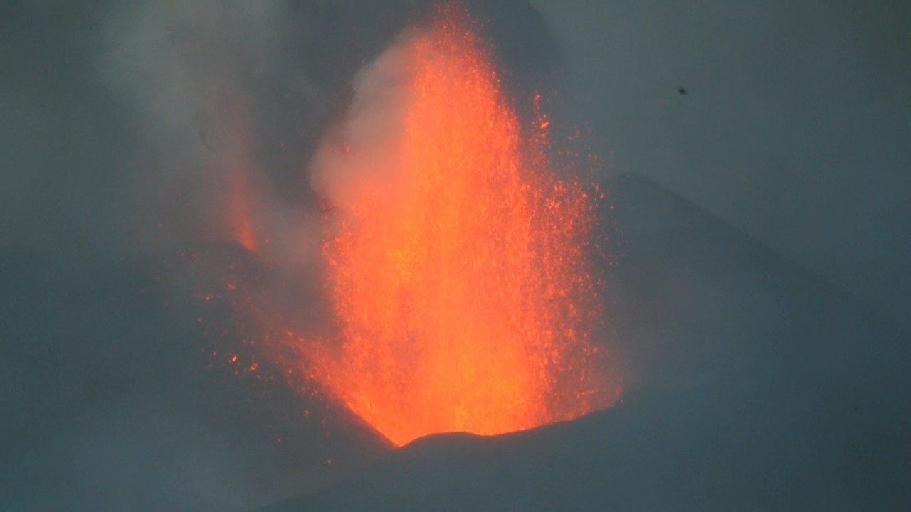 La lava de las tres coladas fluye lenta mientras sigue la actividad sísmica en La Palma