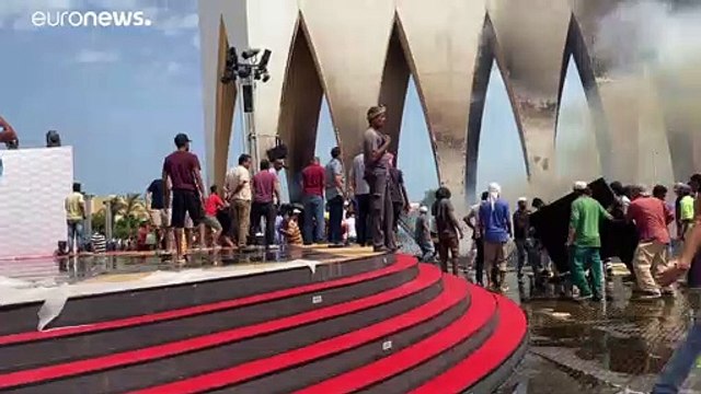 شاهد: حريق يلتهم أجزاء من القاعة التي كان من المقرر أن تحتضن افتتاح مهرجان الجونة السينمائي بالغردقة