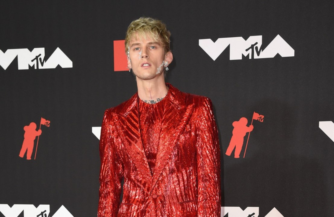 Machine Gun Kelly reçoit des bouteilles sur la tête en plein concert