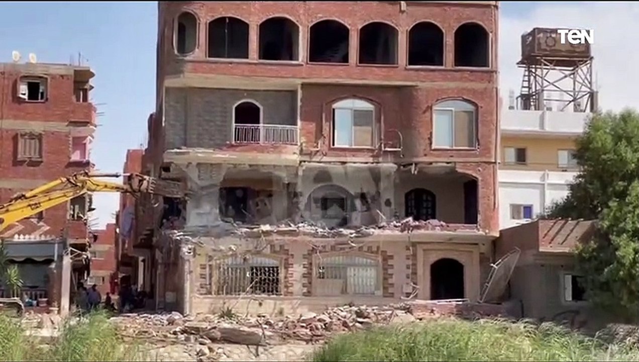 وزارة الري: إزالة مبنى مخالف من خمسة أدوار يقع على النيل مباشرة بحلوان