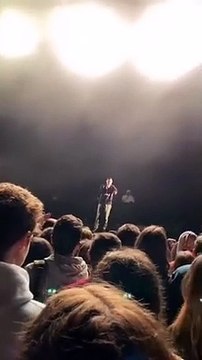 Le rappeur Soso Maness interrompt son concert pour défendre une femme harcelée par un homme: Respecte les femmes ! - VIDEO