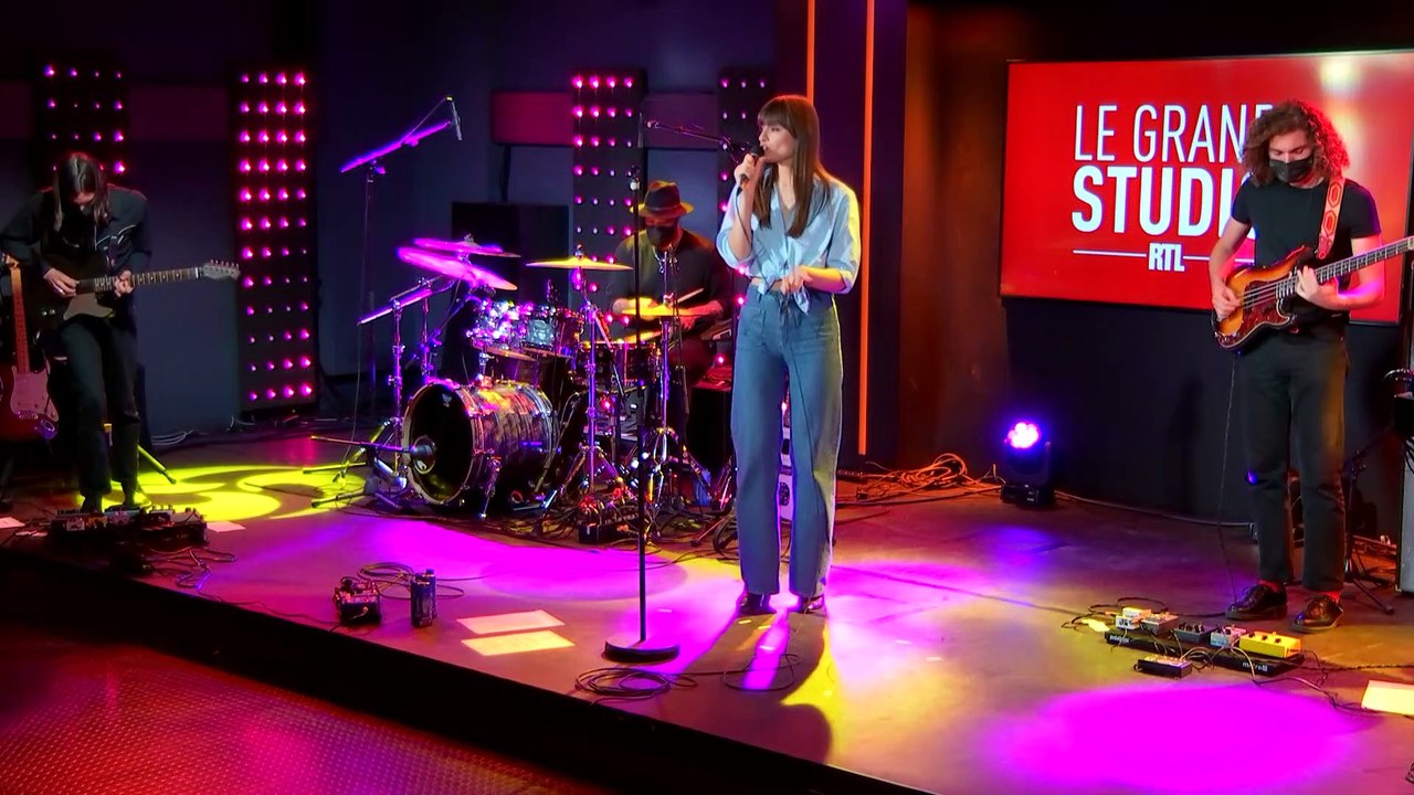 Clara Luciani - Les fleurs (Live) - Le Grand Studio RTL