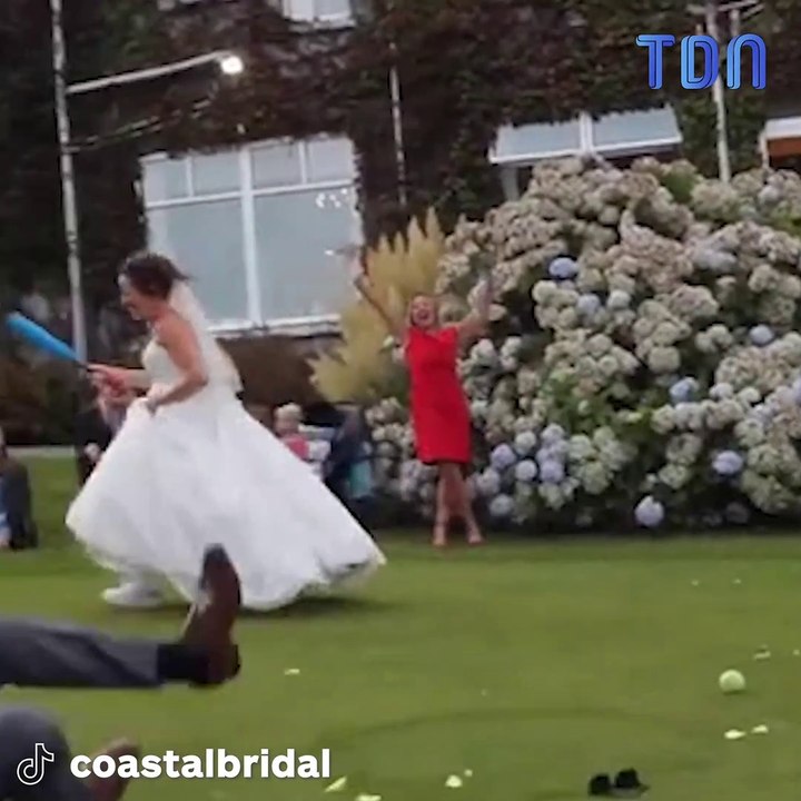 Lors de leur grand jour, l'heureux couple a décidé d'animer les choses avec un jeu de ronde mais les choses ont mal tourné pour le marié, qui s'est pris un coup dans les parties intimes