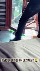 Rayane Bensetti désemparé face à deux hommes qui saccagent sa maison.