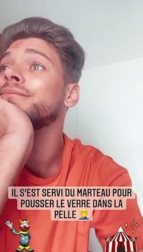 Rayane Bensetti désemparé face à deux hommes qui saccagent sa maison.