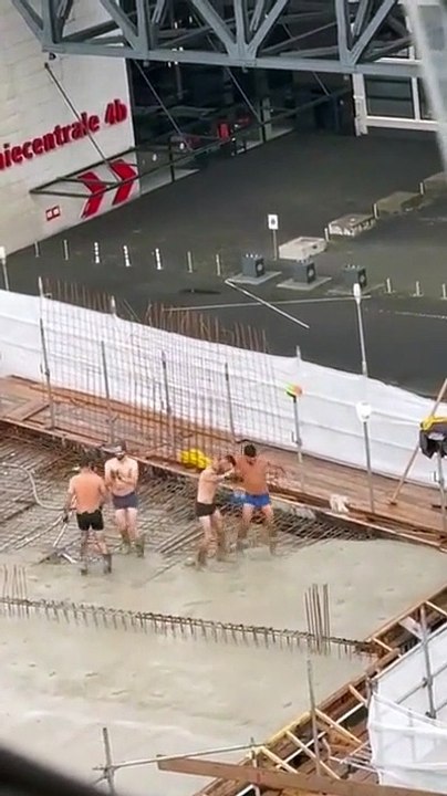 Des ouvriers passent un très bon moment sur un chantier !