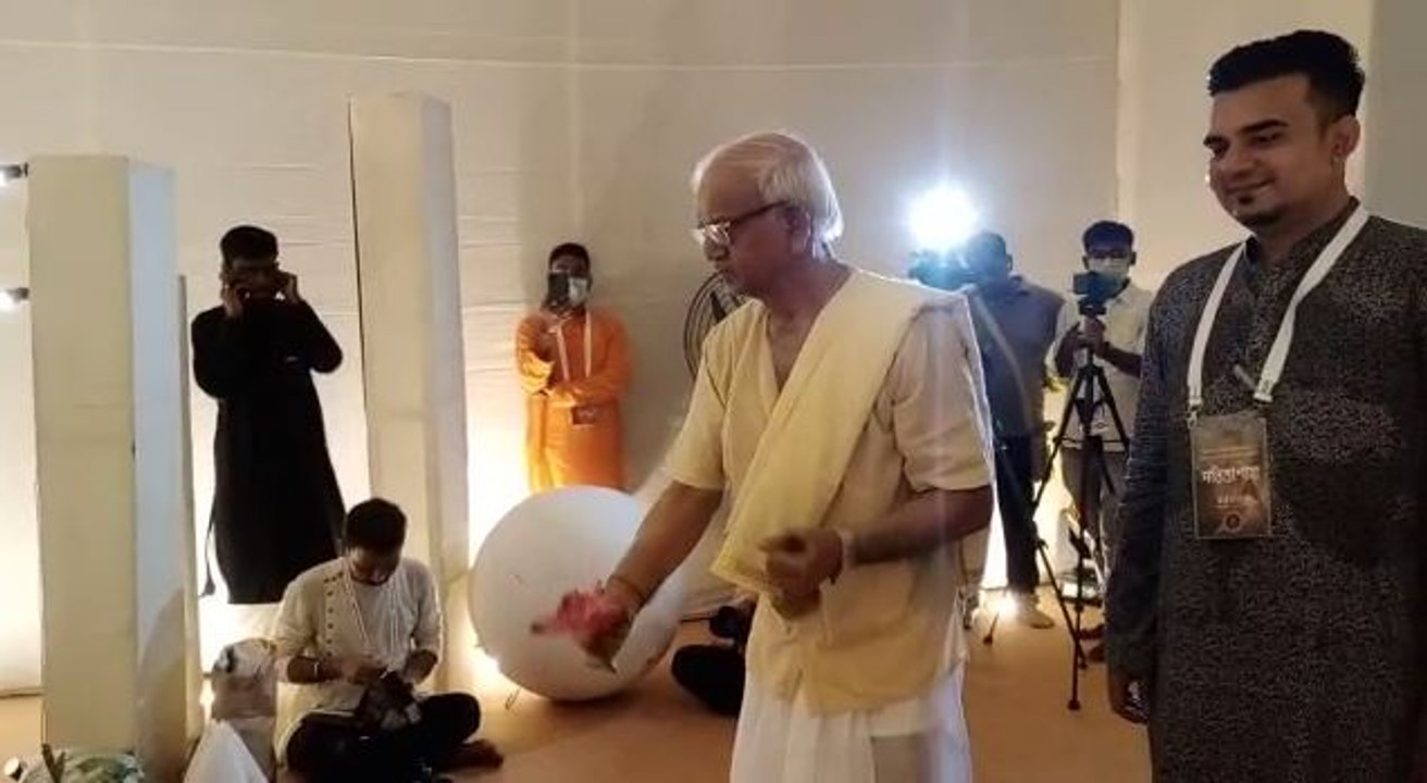 হাজরা পার্কের দুর্গোৎসবে সন্ধ্যারতি করছেন শোভনদেব চট্টোপাধ্যায় |Oneindia Bengali