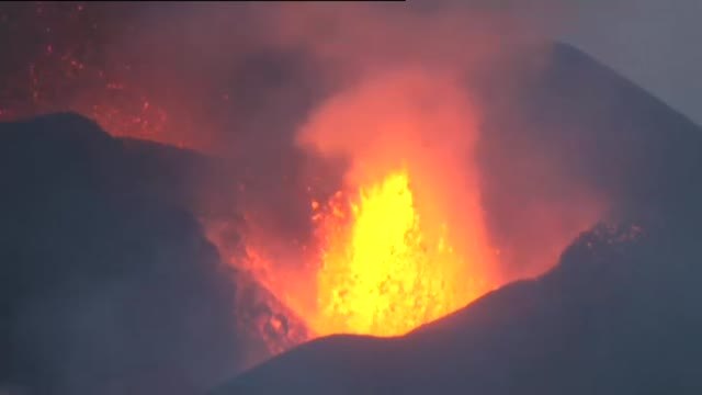 El volcán es hoy más explosivo y expulsa más cenizas