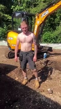 Cet ouvrier sait comment se détendre sur le chantier