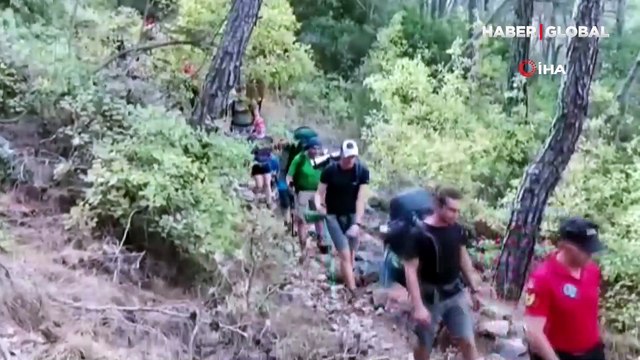 Antalya Kemer'deki orman yangını nedeniyle Likya Yolu'ndaki turistler tahliye edildi