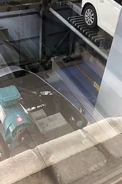 Il vient récupérer sa voiture au parking automatique mais ça ne se passe pas comme prévu