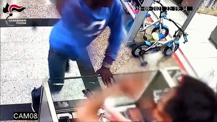 Il tente de braquer une boutique avec une raquette électrique !