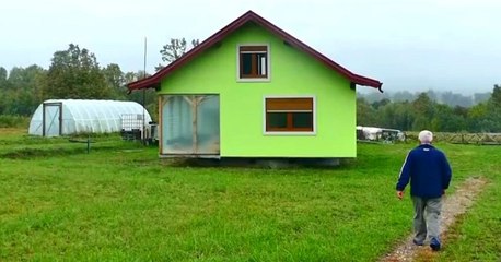 Hombre de 72 años construye una casa giratoria cansado de los reclamos de su mujer por la vista de su vivienda