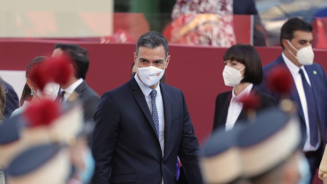 Pedro Sánchez es recibido y despedido entre pitos y abucheos en el desfile de la fiesta nacional