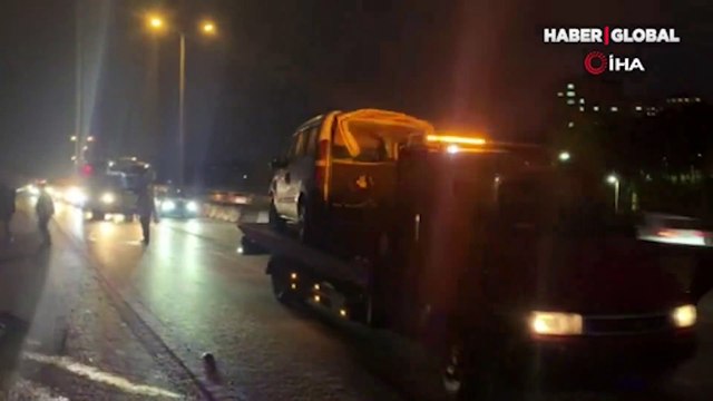 Kartal'da korkunç kaza! Otomobil bariyerlere saplandı