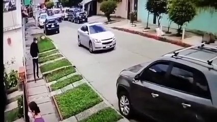 Delincuente con arma en la mano le arrebata las llaves del vehículo a una mujer