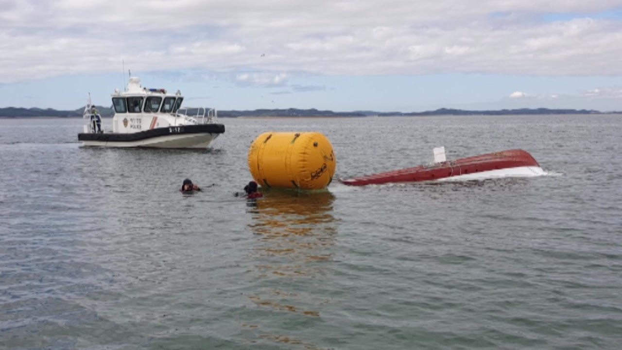 충남 홍성군 죽도 인근 해상에서 레저 보트 전복...2명 구조 / YTN