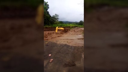 Hombre en una retroexcavadora en cabeza de agua