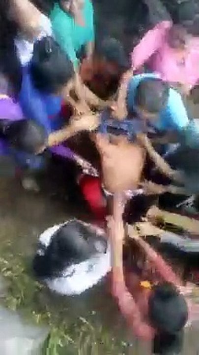 Tradisi Seorang perjaka Jadi rebutan para cewek "MAGEBURAN" di Bali