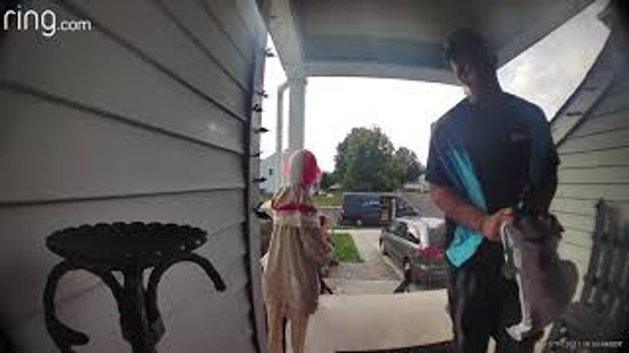 Delivery Guy Gets Spooked by Halloween Decorations