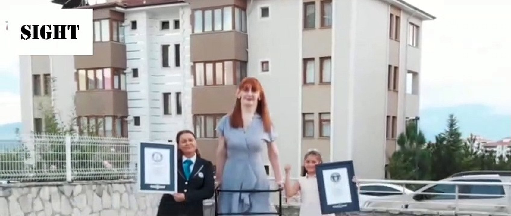 A Turkish woman sets a new world record! She is 2.15 meters tall.