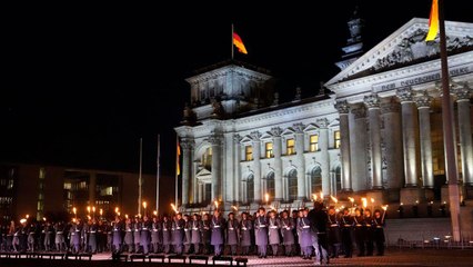 下载视频: Berlin: Heartfelt tribute to soldiers died in Afghanistan!