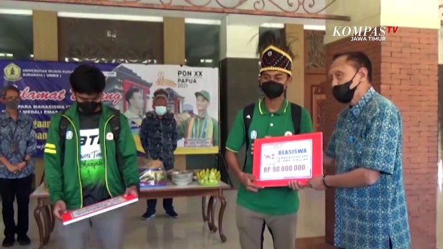 Mahasiswa Peraih Medali Emas PON Terima Beasiswa