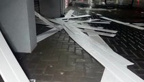 Forro de fachada de loja no Centro é destruído por rajadas de ventos