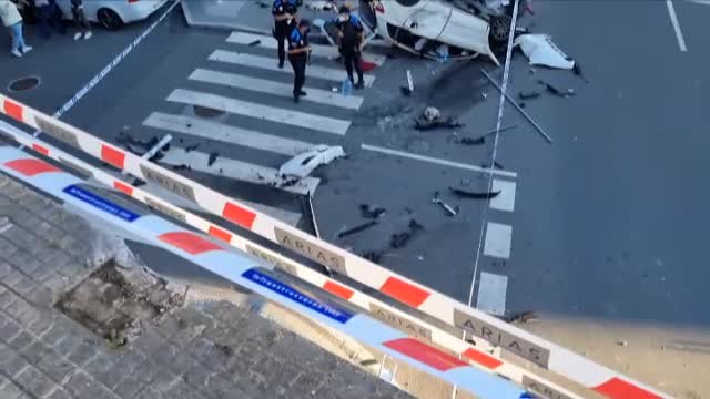 Cae un coche por un puente de ocho metros durante un pique con otro vehículo
