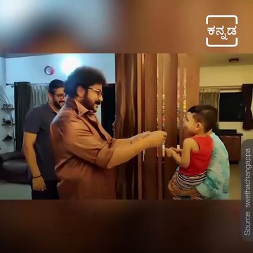 Sandalwood Crazy Star Ravichandran Spending little More time with This Little Kid.
