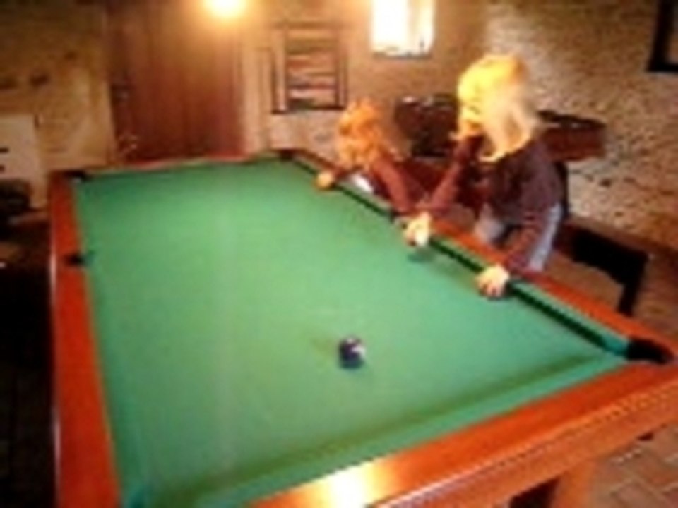 Marie_camille_jouent_billard