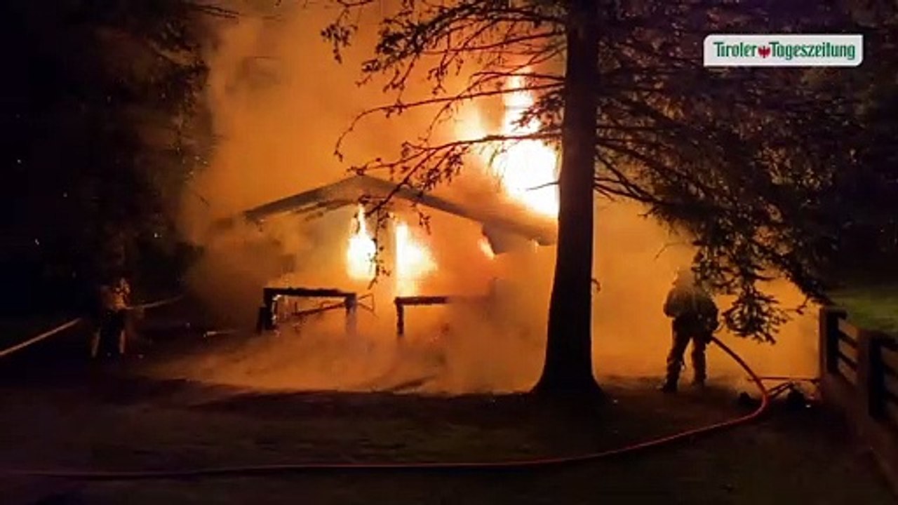 Nächtlicher Einsatz: Gartenhaus stand in Jenbach in Vollbrand
