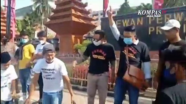 Demo Mahasiswa Diwarnai Aksi Potong Kambing