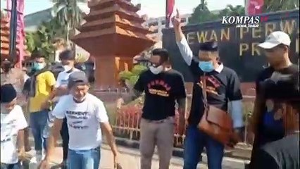 Demo Mahasiswa Diwarnai Aksi Potong Kambing