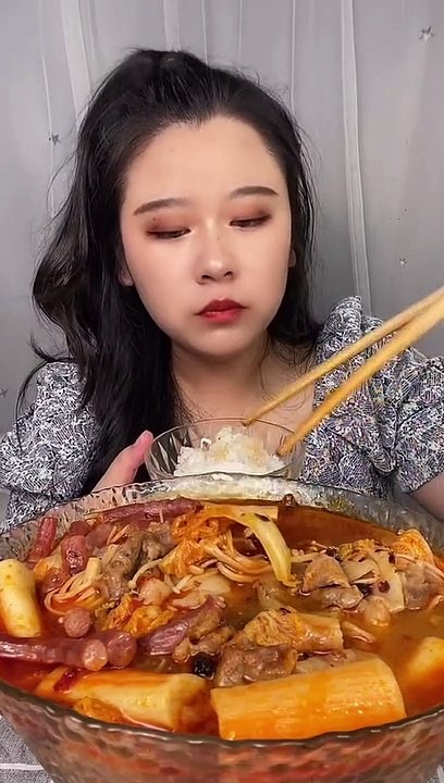 Anyone must watch this beautiful Chinese woman eating her food