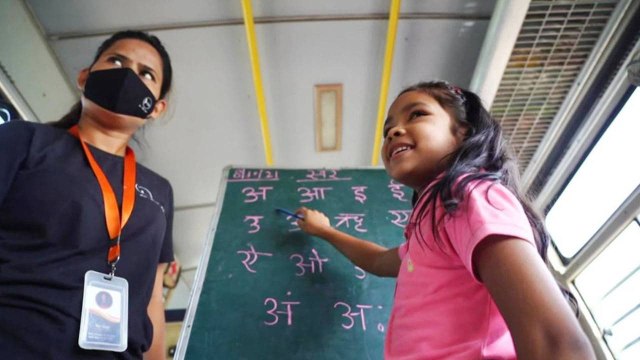 India: 'Hope Buses' Bring The Classroom To The Students బస్సులో బడి..హోప్ బస్సులు || Oneindia Telugu