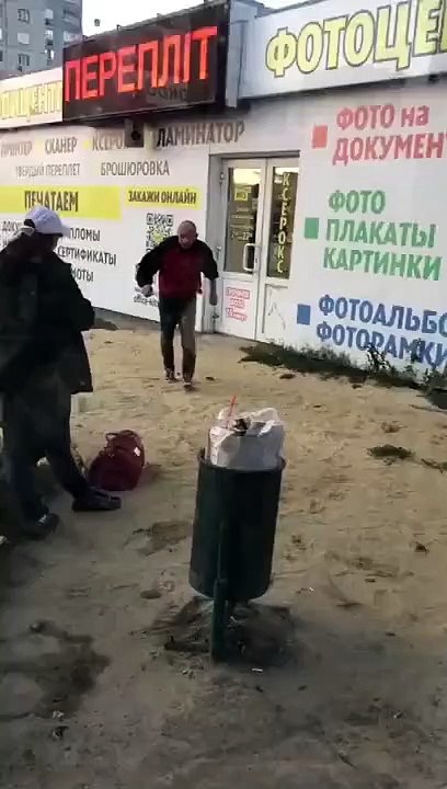 Un homme bourré qui essaye de passer par une porte vitrée !