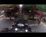 Il a essayé de rouler en moto entre deux camions !