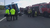 Kuzey Marmara Otoyolu Beykoz mevkisinde kamyon otomobilin üzerine devrildi
