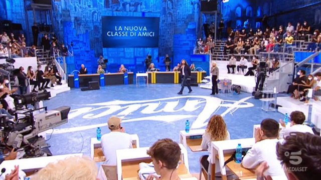 “Eliminati”. Amici, colpo di scena costretti a lasciare il banco